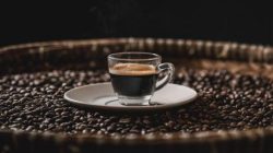 secangkir Kopi hitam, mengandung oksalat-senyawa alami yang bisa mengikat kalsium di urin dan membentuk batu ginjal