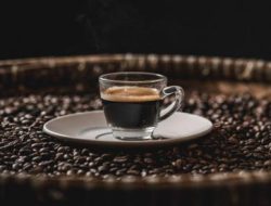 secangkir Kopi hitam, mengandung oksalat-senyawa alami yang bisa mengikat kalsium di urin dan membentuk batu ginjal